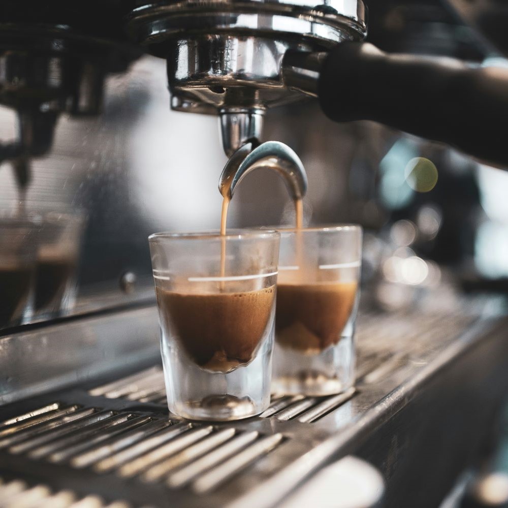 Café qui coule d'une machine à espresso manuelle