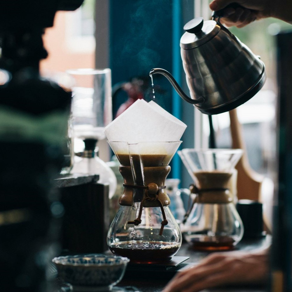 Cafetière Chemex pour un service café filtre par un bartender.