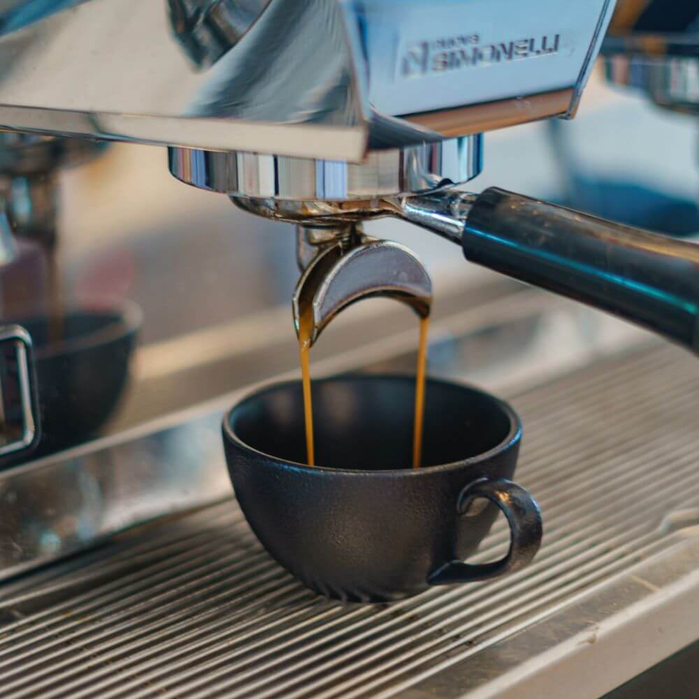 Machine à expresso qui fait couler un espresso.