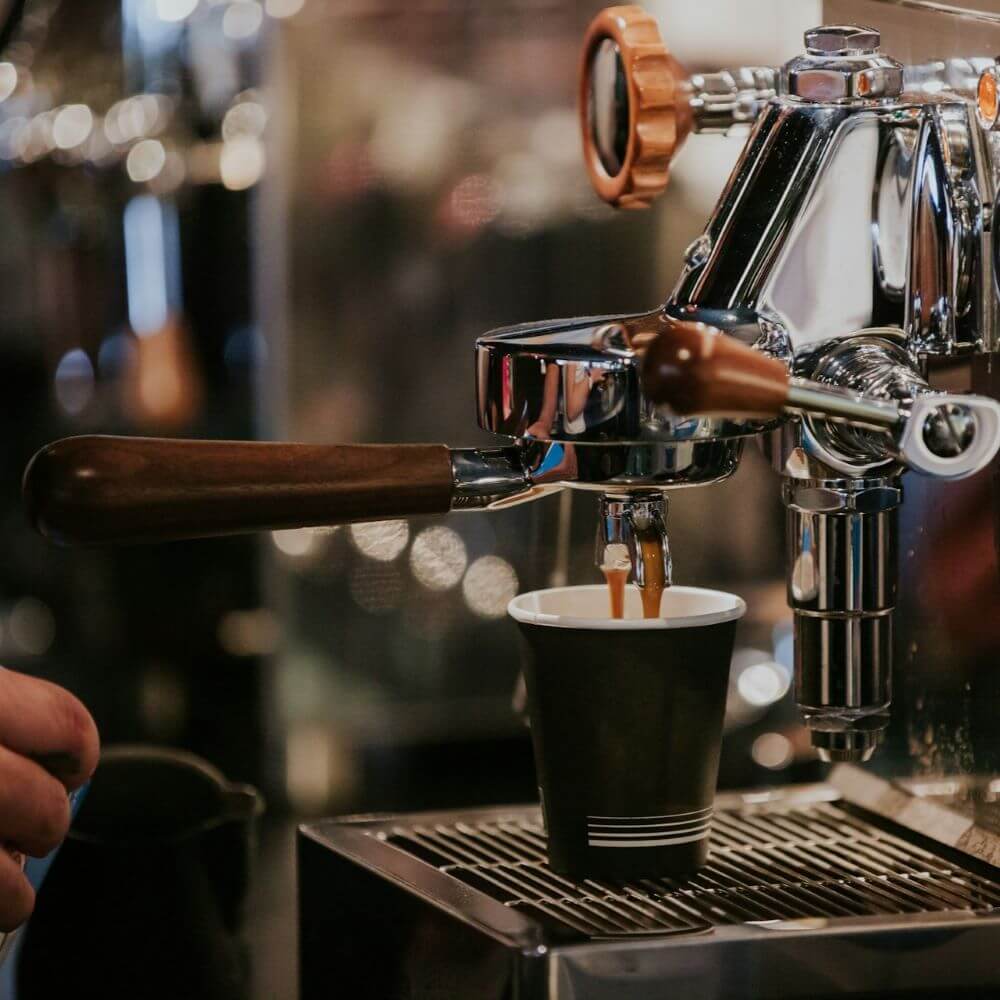 Machine à café barista avec un expresso en train de couler.