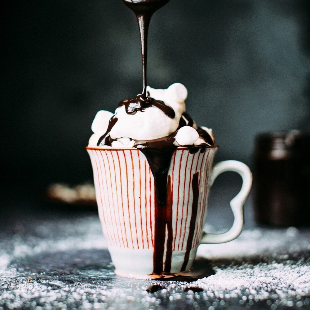 Café superposé d'une glace vanille et d'un coulis de chocolat.