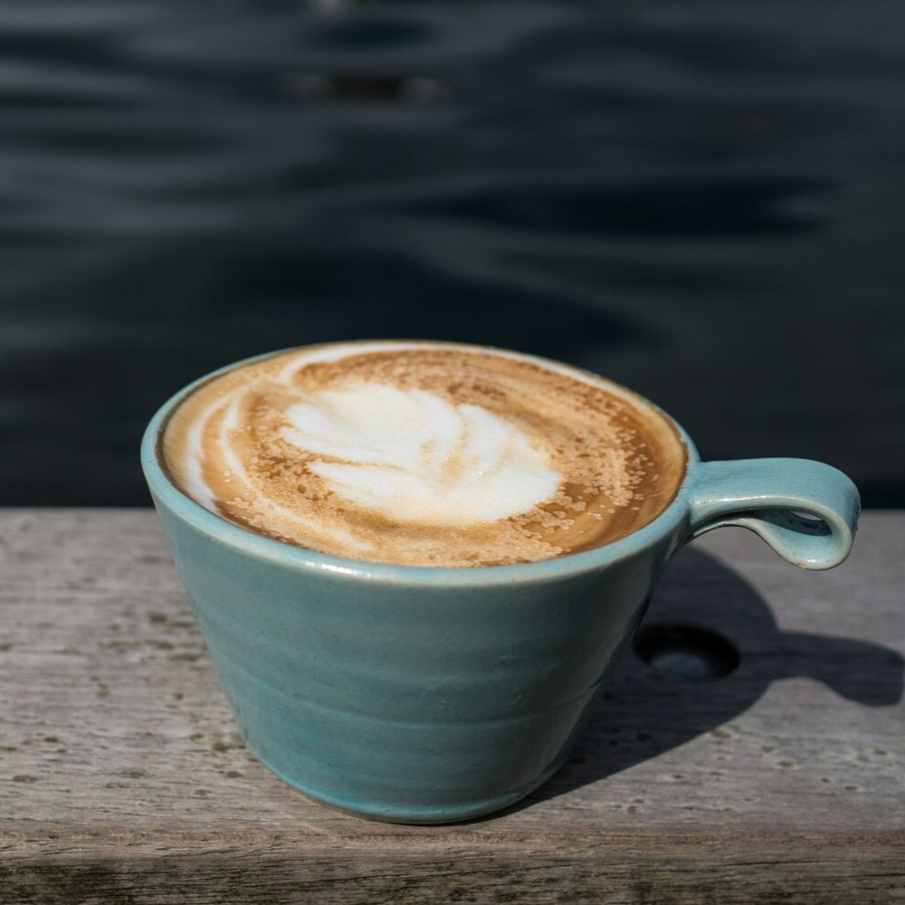 Café Latte avec du latte art dans une grande tasse.