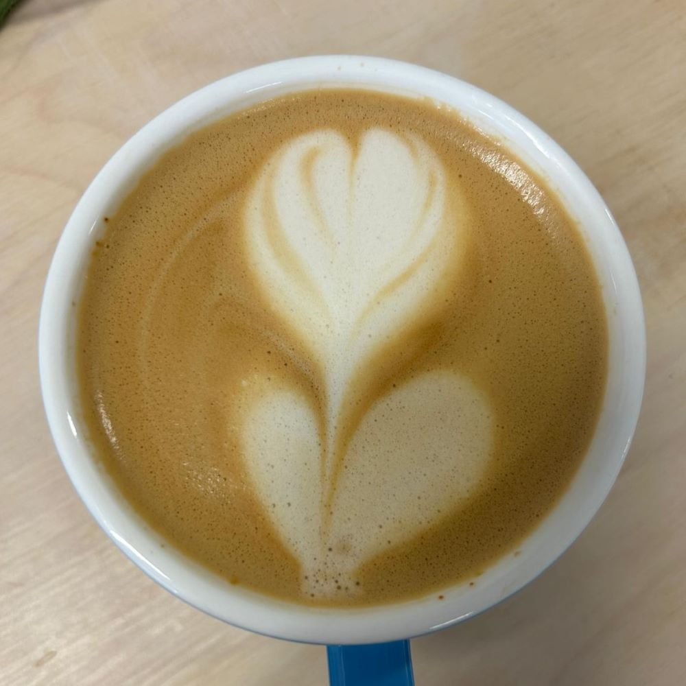 Latte art en forme de fleur.