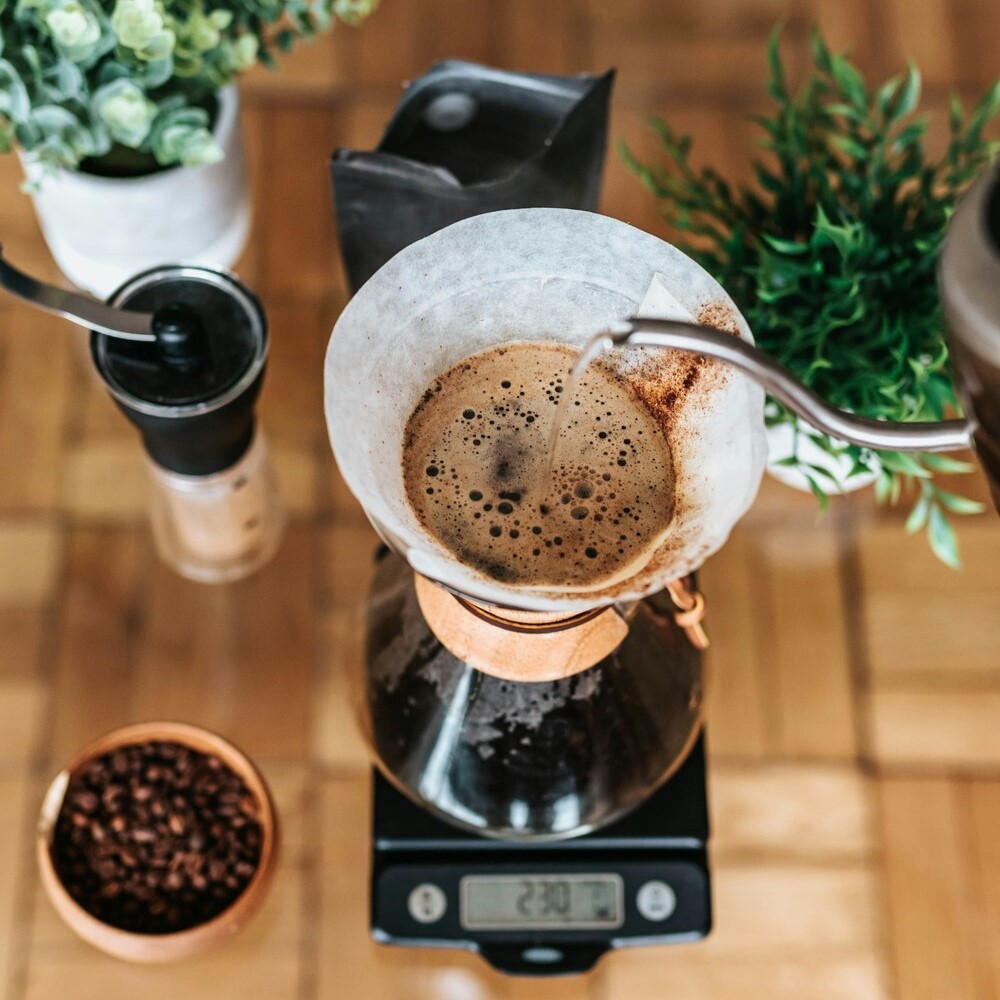 Préparation du café filtre fait sur une balance de précision.