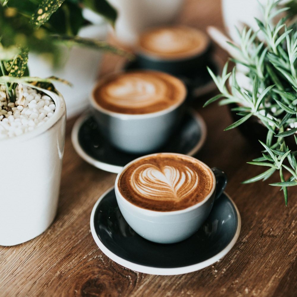 Trois tasses de cappuccino faites avec du latte art.