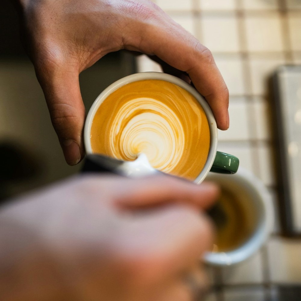 Vue plongeante sur la création d'un latte art.